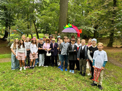 grafika do wpisu: Narodowe Czytanie w towarzystwie łagodnej i dobrodusznej starej lipy