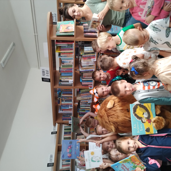 Wrześniowe spotkania przedszkolaczków z lwem rozkochanym w książkach i kulturze.