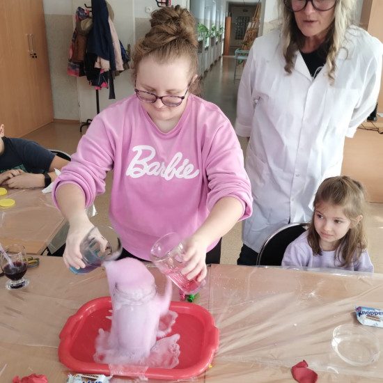 Laboratorium chemiczne -efekty kosmiczne! Zajęcia dla dzieci.