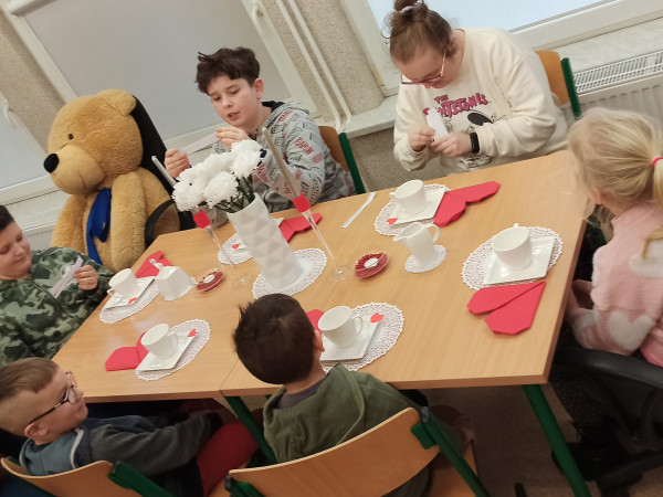 Kulturalne spotkanie w wyrafinowanym towarzystwie przy herbatce... .
