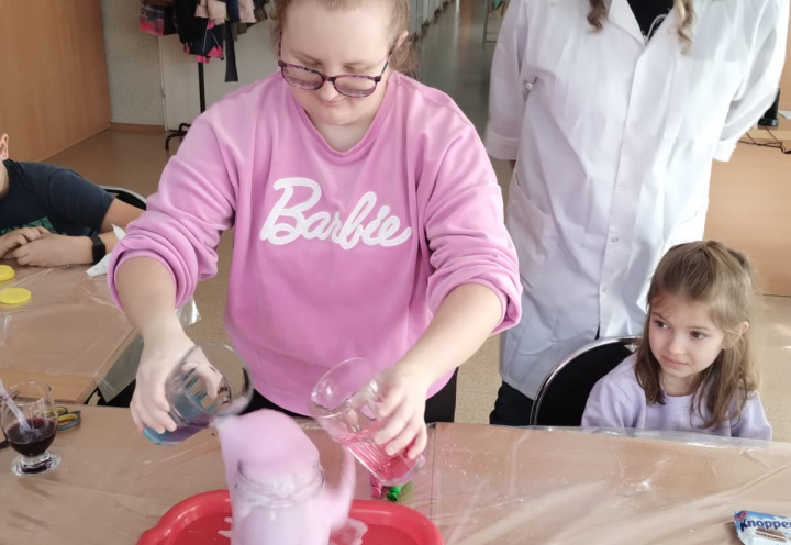 Laboratorium chemiczne -efekty kosmiczne! Zajęcia dla dzieci.
